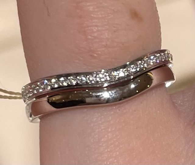 婚約指輪と結婚指輪のセットリングです。