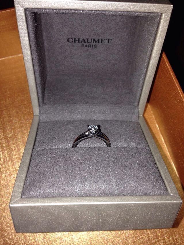 オーソドックスなデザインで長く付けれそうです。