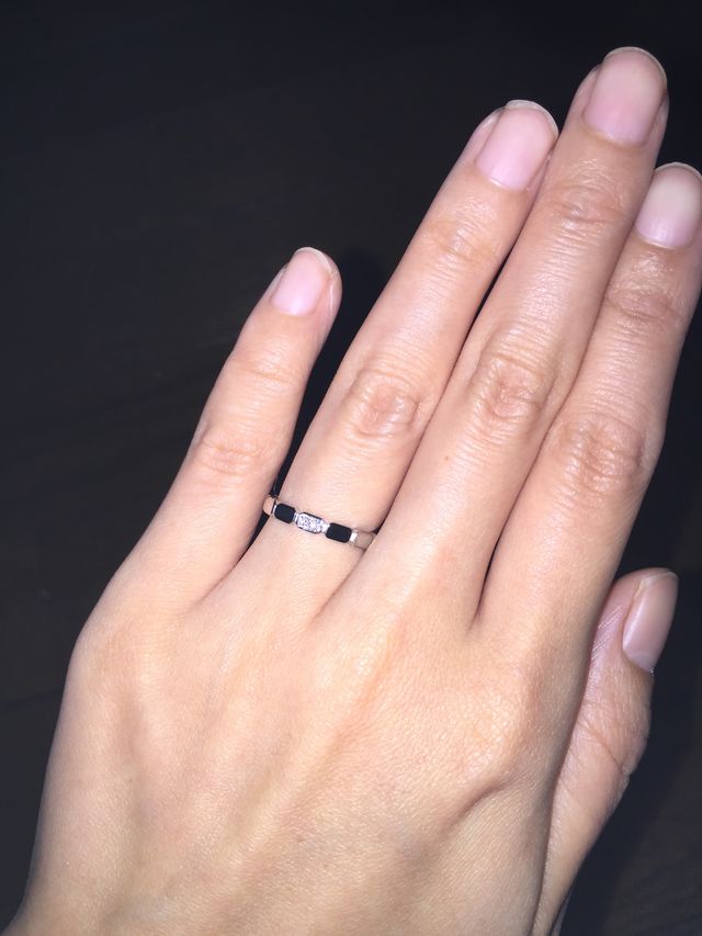 小さな石が二つ付いています。