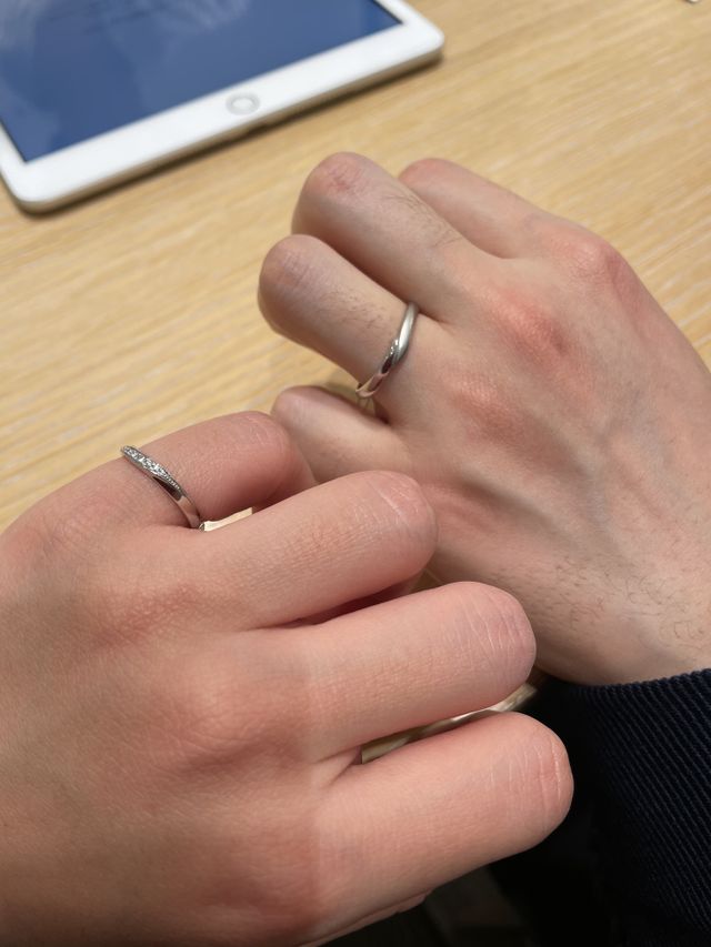 シンプルな印象のプラチナ95パーセントのリングを試着。