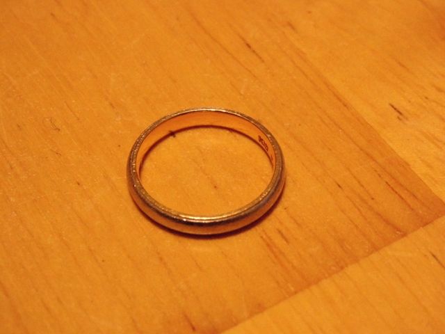 シンプルなのがよかったので。内側にゴールド、外側がプラチナ。