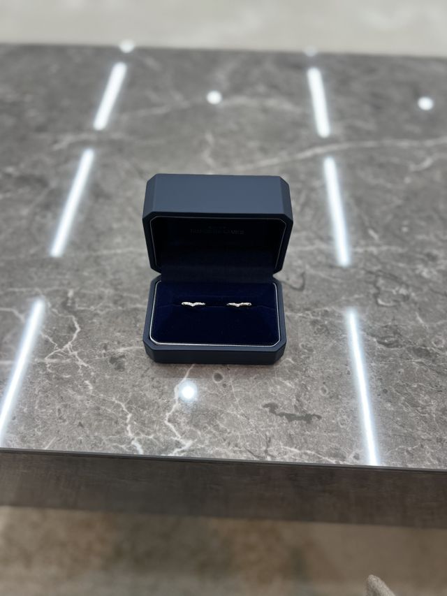 指が綺麗に見える効果があると言う事で、V字型を選びました。