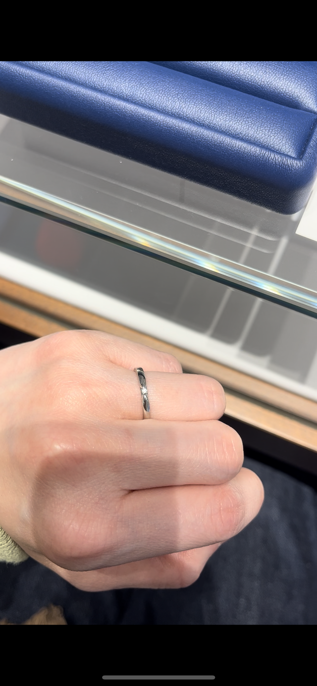 上から見るとミル打ちされている中にダイヤがあるデザイン