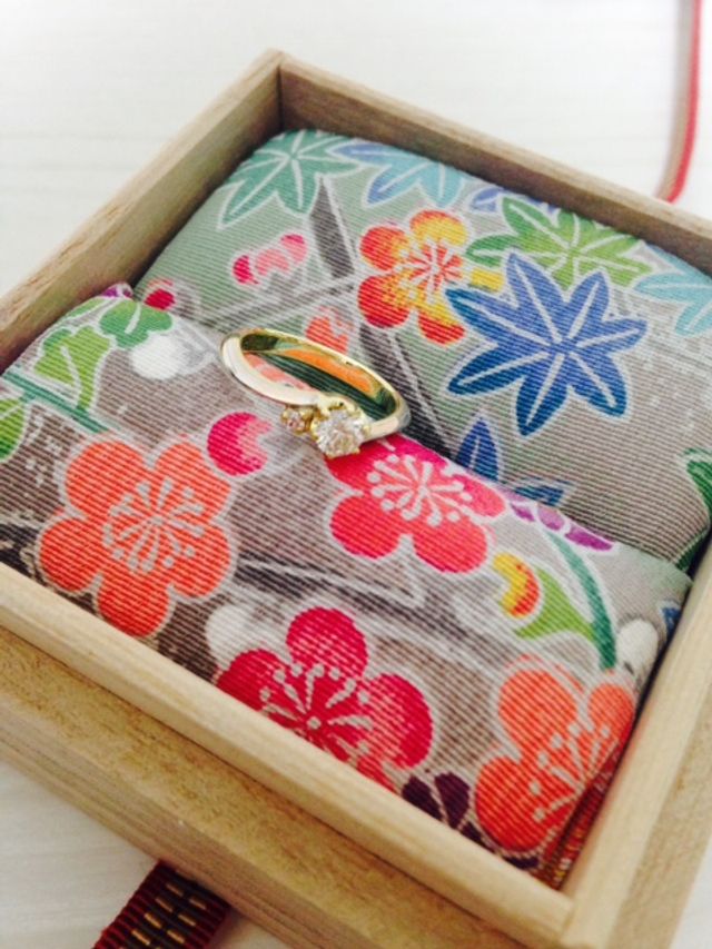 婚約指輪と桐箱