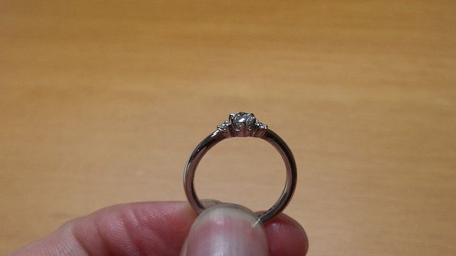 ダイヤモンドの脇にもストーンが二つ付いています。