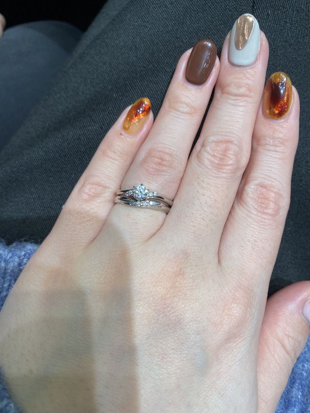 ウェーブデザインの指輪を重ね付けしました。