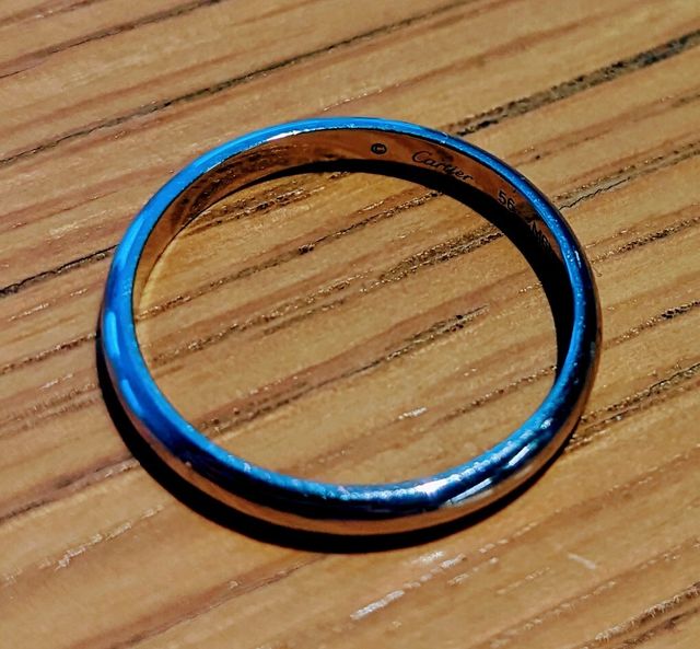 青みが強い写真ですが白銀です。
裏にブランド刻印があります。