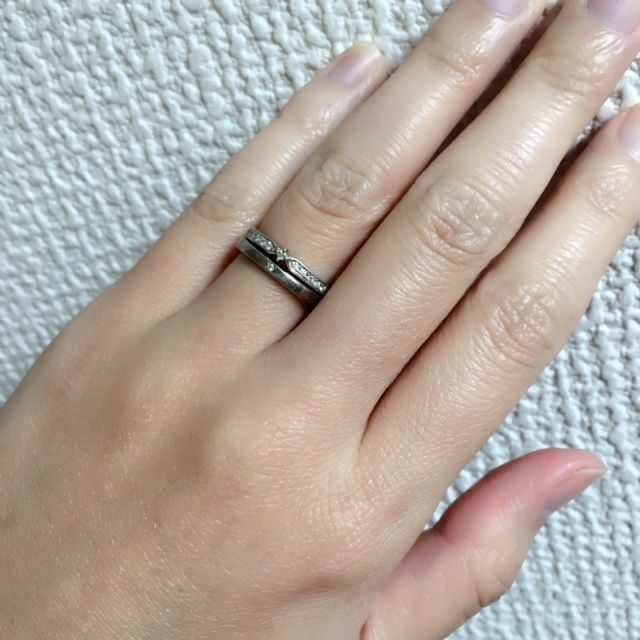 上が婚約指輪、下が結婚指輪です