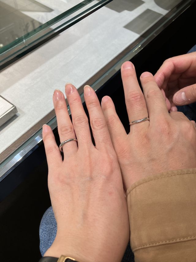夫婦で指輪を購入した時にお店で撮った写真