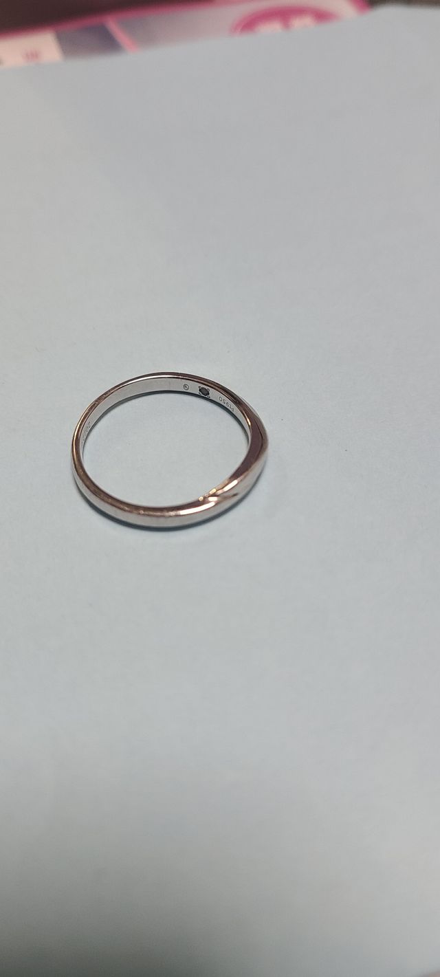 結婚指輪、内側に誕生石を入れました。