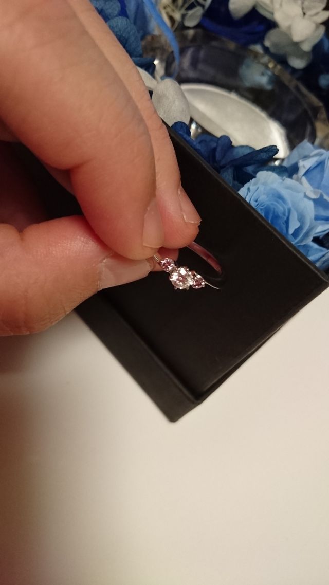 中央にダイヤで左右にピンクダイヤをあしらった指輪