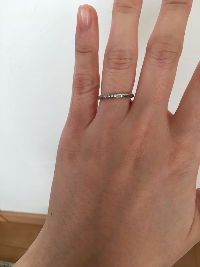 指輪はプラチナで、ダイヤが螺旋状に埋め込まれています。