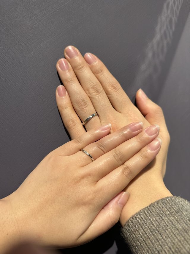 お互いの結婚指輪を着けたときの写真。