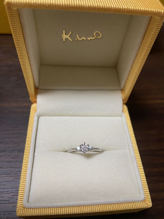 カットが細かくて光に当たるとキラキラします