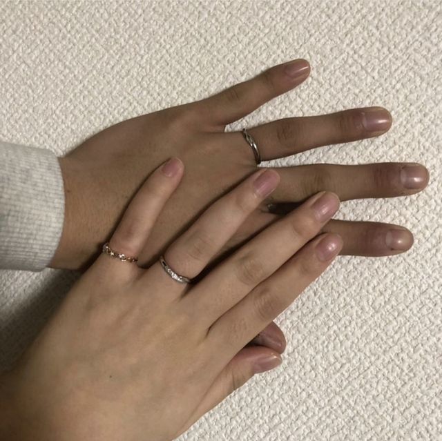 女性の方の指輪だけダイアモンドが入っています。シンプルです。