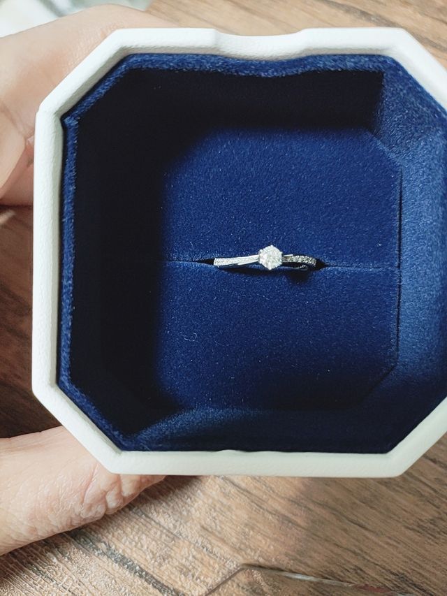 婚約指輪と専用ケース