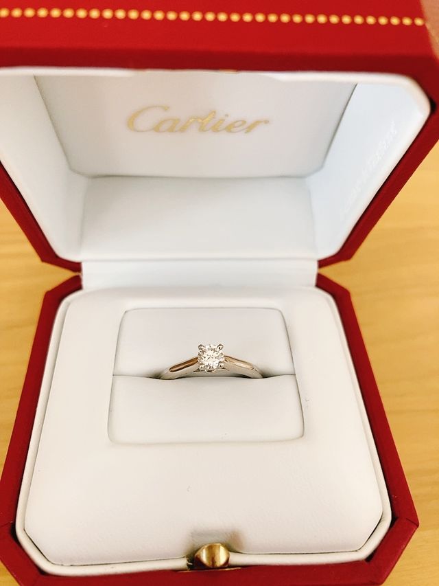 バレリーナというシリーズの婚約指輪です。