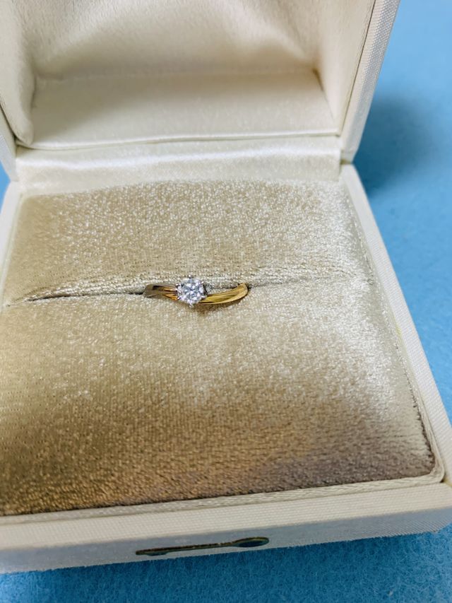 左側がシルバー右側がピンクゴールドと左右の色が違うリング