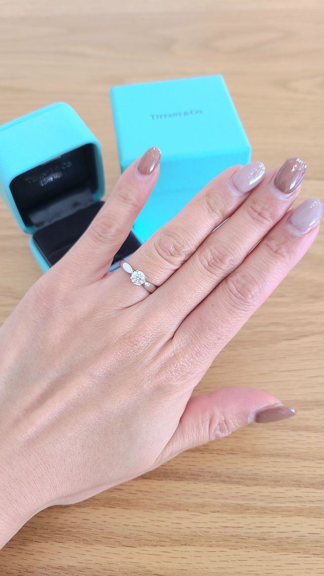 光に当たるとよりダイヤがキラキラして輝きが増します。