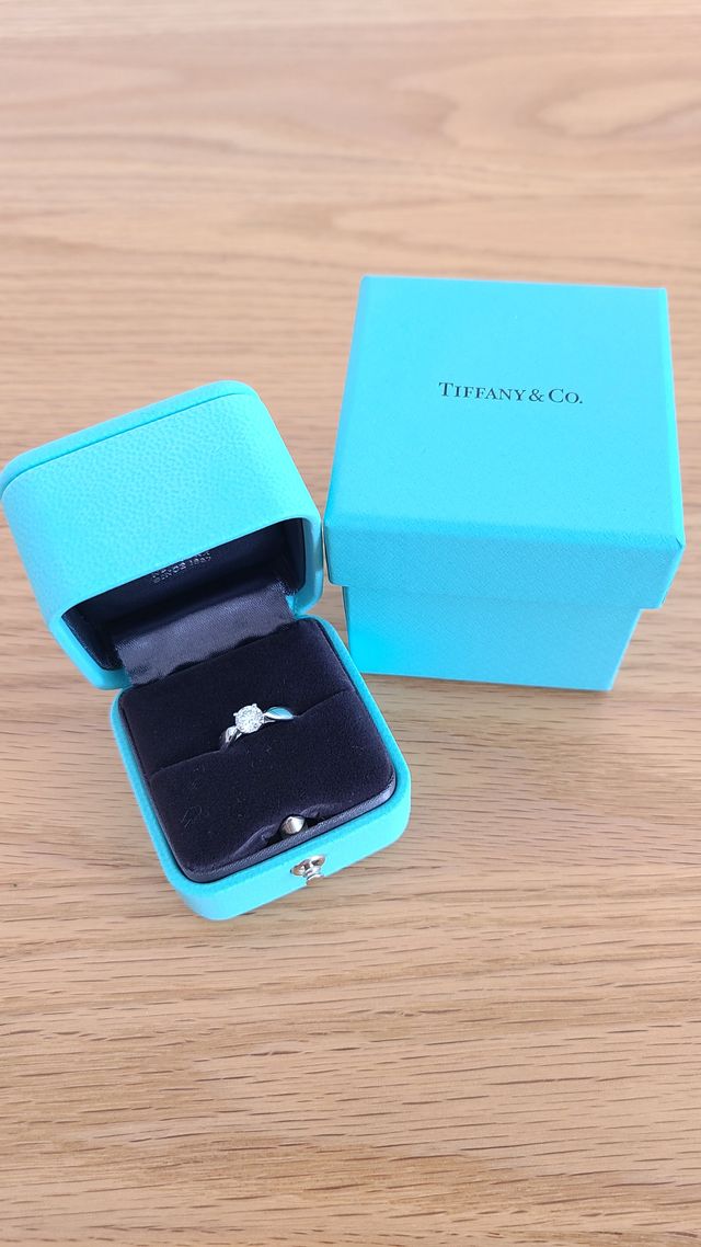 シンプルですが、一粒ダイヤの存在感と輝きに惹かれました。
