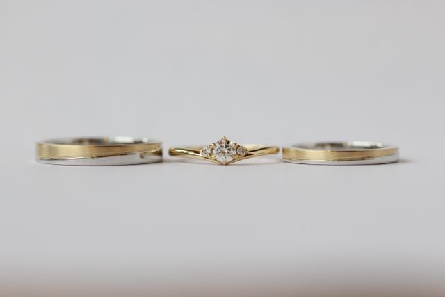 真ん中は婚約指輪で両サイドが結婚指輪になります。