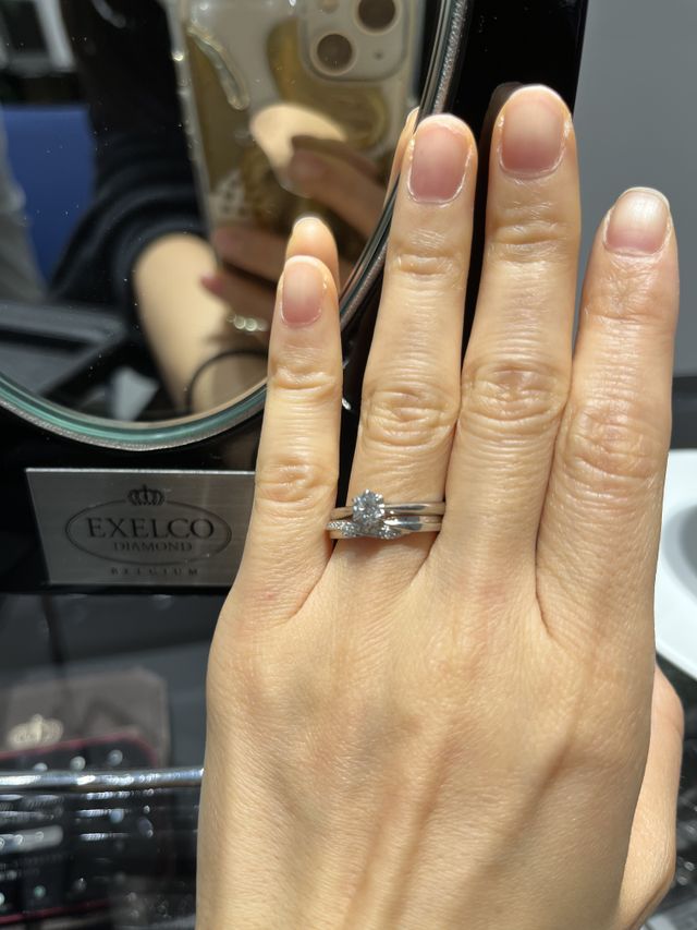 婚約指輪と結婚指輪の試着時の写真です。このデザインに決めた！