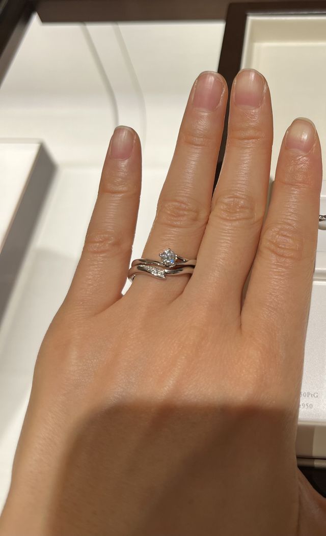 結婚指輪と婚約指輪のセットリングです。