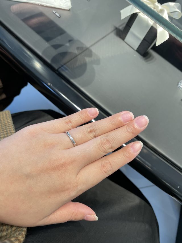 バケットカットのダイヤが個性的なリングです