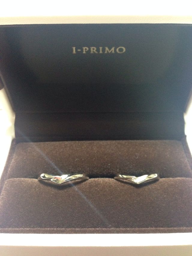 婚約指輪と重ね付けできるタイプを購入しました。