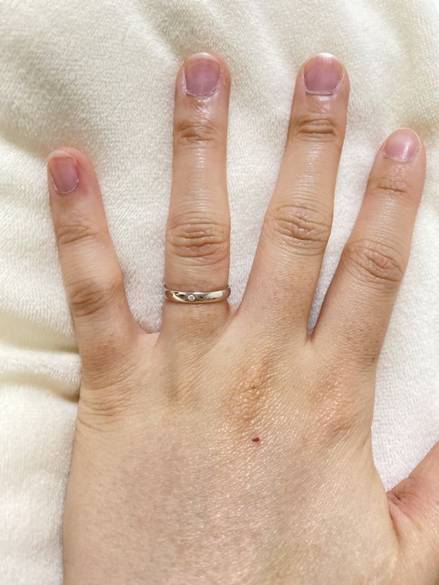 左手薬指、指輪着用時の写真です。