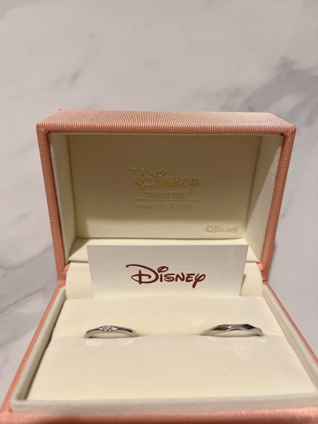 ディズニーのリトルマーメイドのデザインの結婚指輪です。