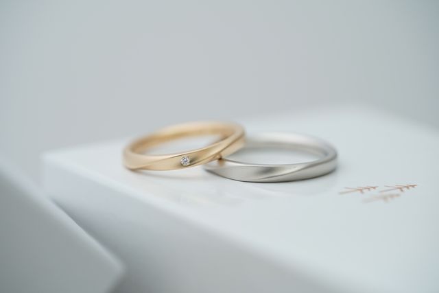 指輪のねじりを自分達でいれています。