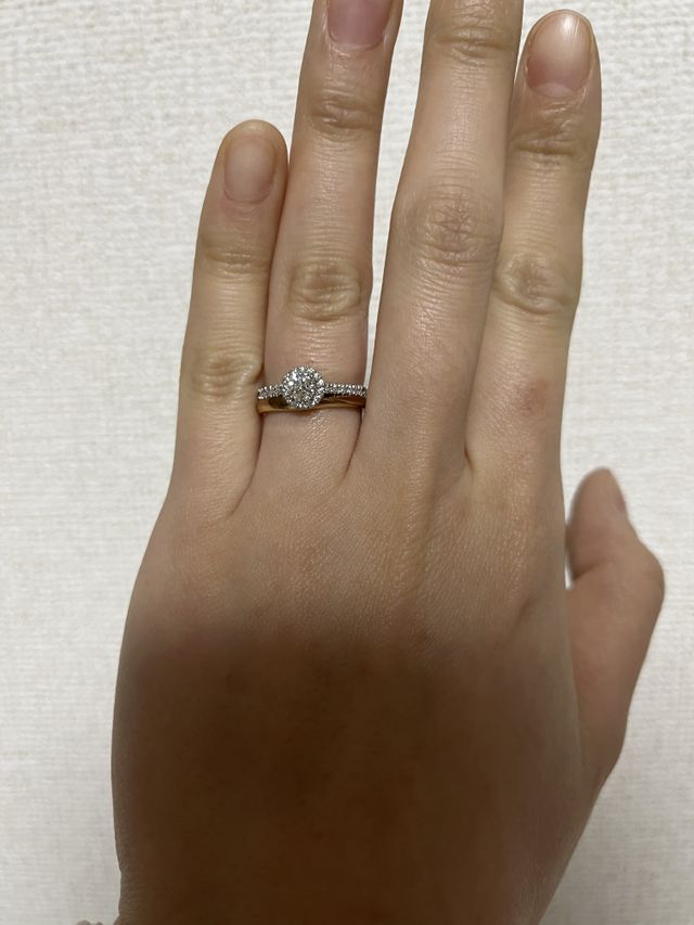 着用時に所持しているピンクゴールドの指輪の一緒に。