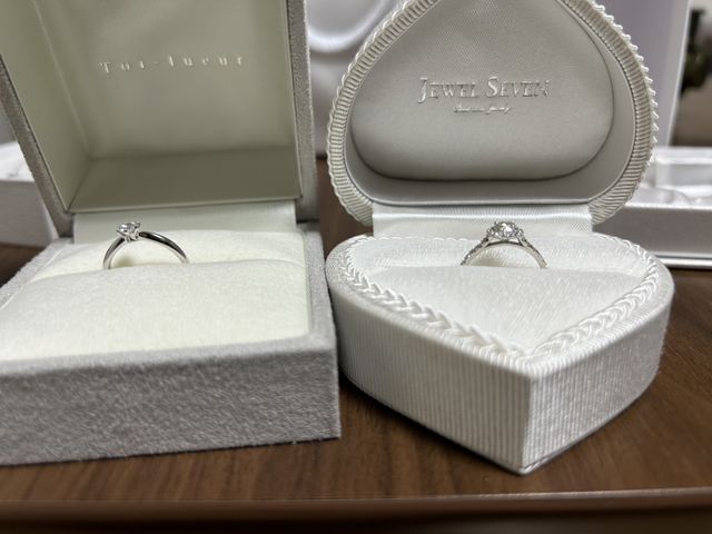 左はプロポーズの時の指輪で記念に一緒に頂けました。