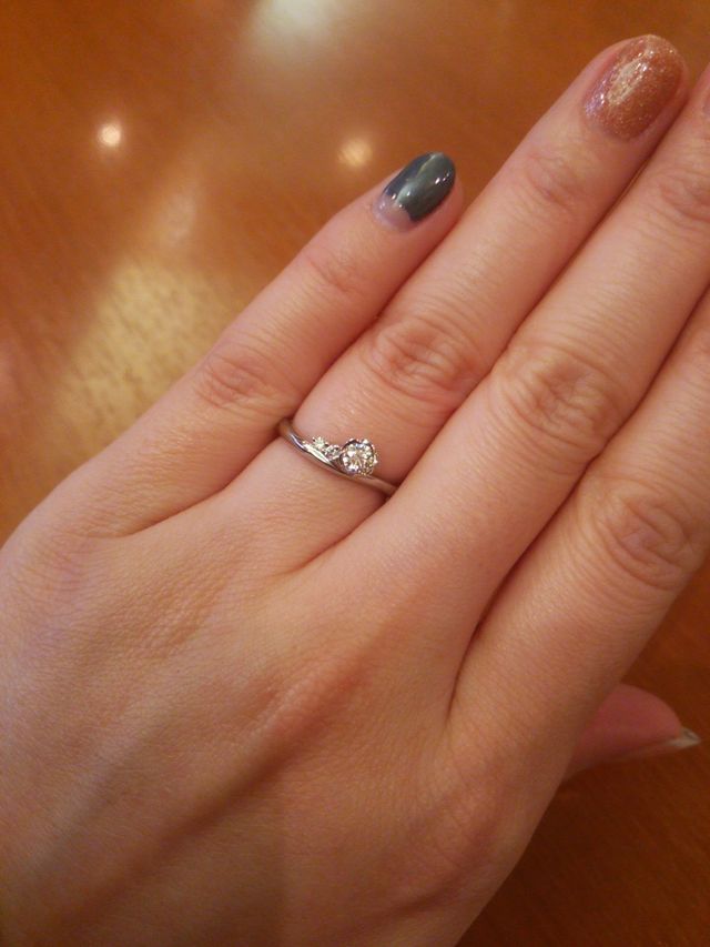 お花のデザインで横に小さなダイヤが２つついてます