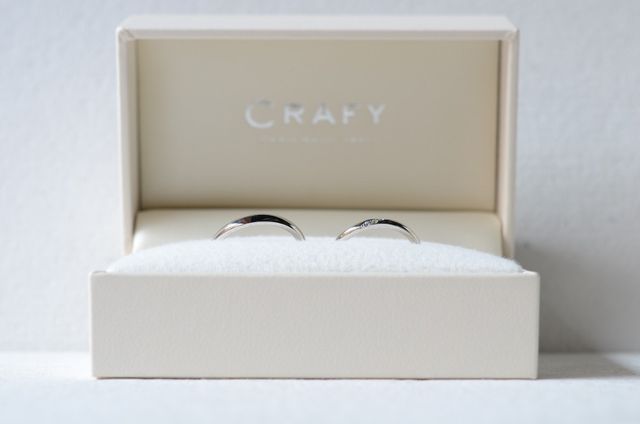 ２つともウェーブがあるデザインで女性側にら誕生石があります。