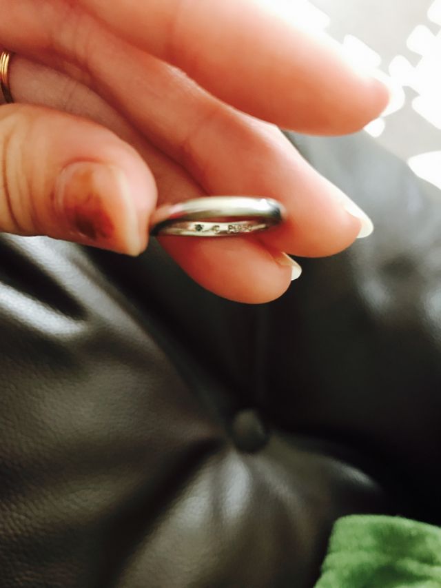 指輪の中には、誕生石、名前、日付を入れてもらいました！