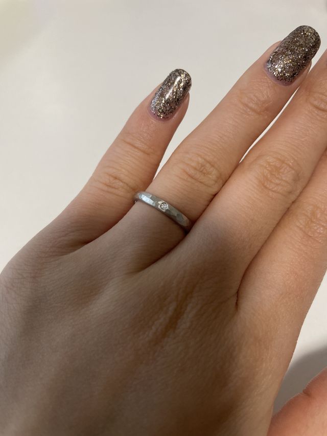 つや消し加工がされており、カジュアルめにつけられます。