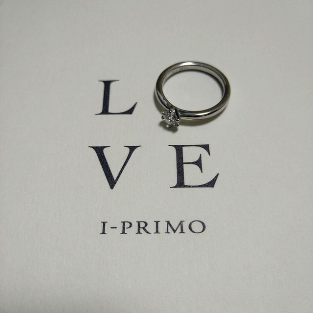 婚約指輪はセットではないものにしました。