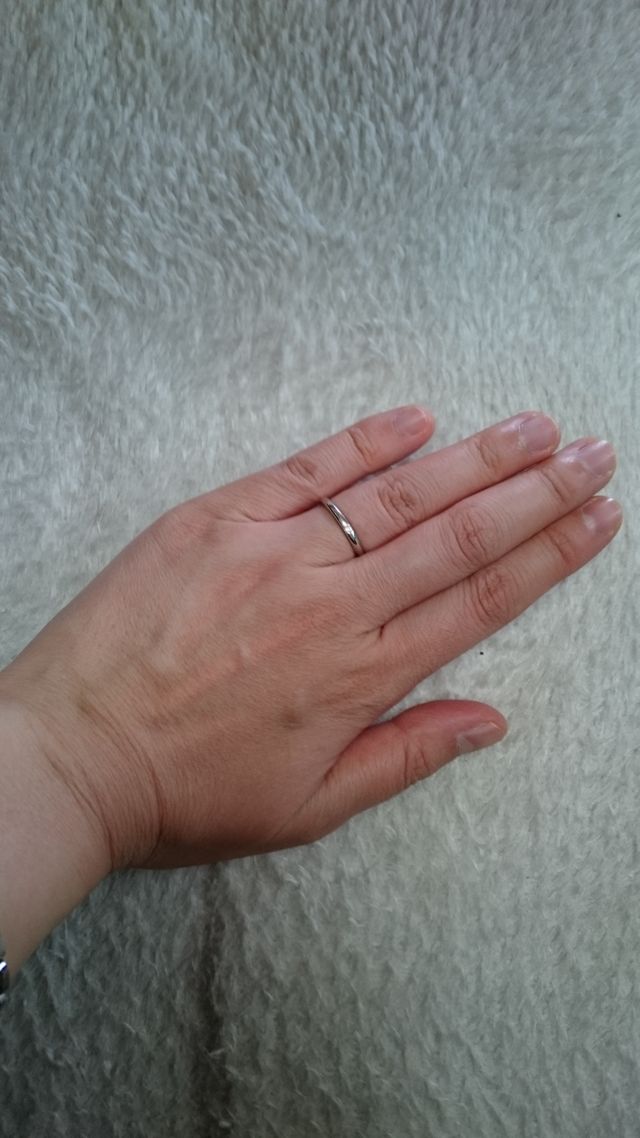 結婚指輪を身に着けた写真です