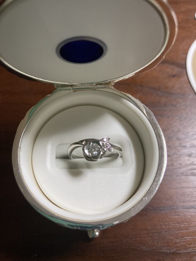 ローズが特徴の指輪です。
ピンクダイヤモンドも入っています。