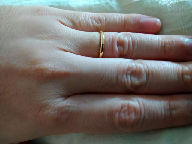 指輪を付けてる写真になります