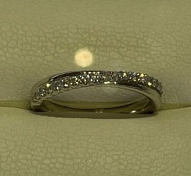 婚約指輪　プラチナダイヤクロスリング
