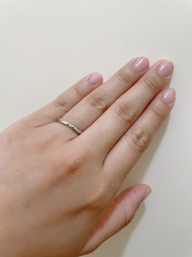 イエベ、色黒、指の形は根元が太く爪先にかけて細くなる
