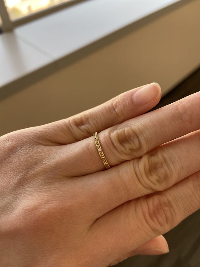 細身でミル打ちが一周入っています