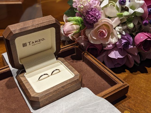 結婚指輪です。木製の箱が素敵でした