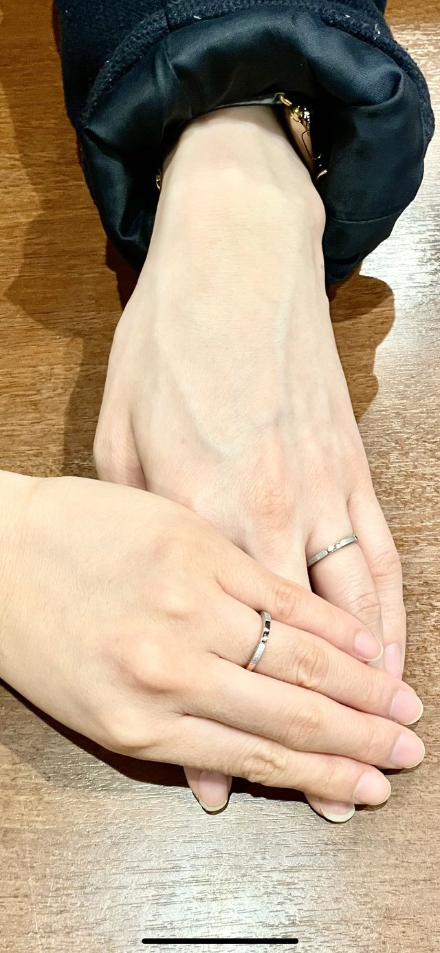 指輪のデザインをすごく素敵です。キラキラです。大満足です｡
