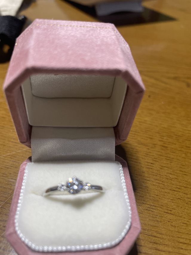 シンプルな指輪でとても気に入っています。