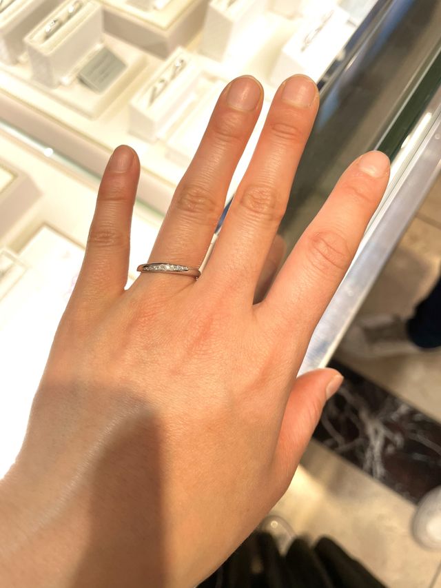 ストレートのリングに斜めにダイヤモンドが入っています。