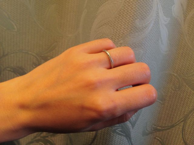 カーブタイプで曲線の両縁に小さなダイヤモンドが並んでいます。